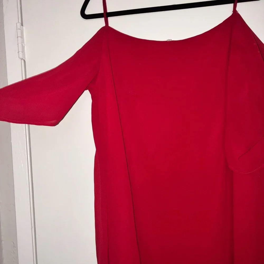 Elegant Red Off-Shoulder Dress - Picture 5 of 5